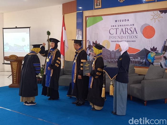 Hollywood Sign on The Hill